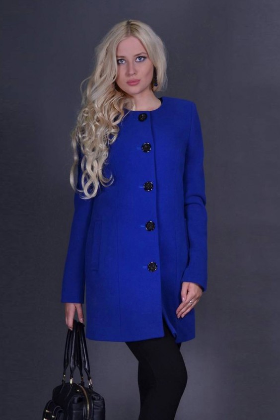 Эффектное женское пальто с круглой горловиной и длинными рукавами. . Модел